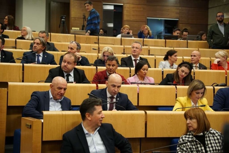 SDA PODRŽALA PENZIONERE: PENZIJE HITNO MORAJU BITI POVEĆANE