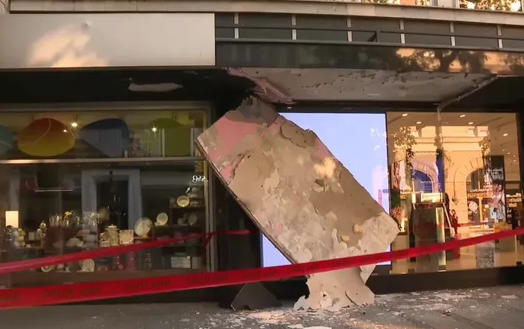 SRUŠIO SE DIO NADSTREŠNICE U CENTRU BEOGRADA