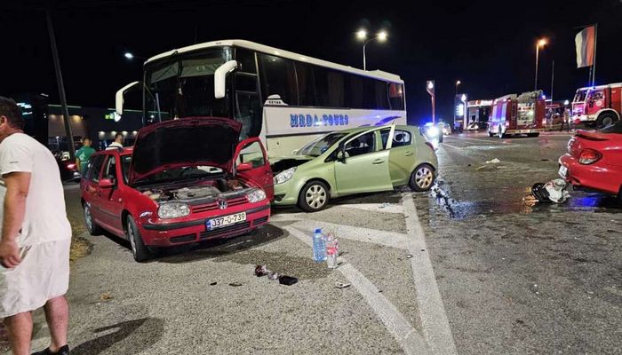 SUDAR AUTOBUSA I TRI VOZILA KOD KOZARCA, JEDNA OSOBA TEŽE POVRIJEĐENA I PET LAKŠE