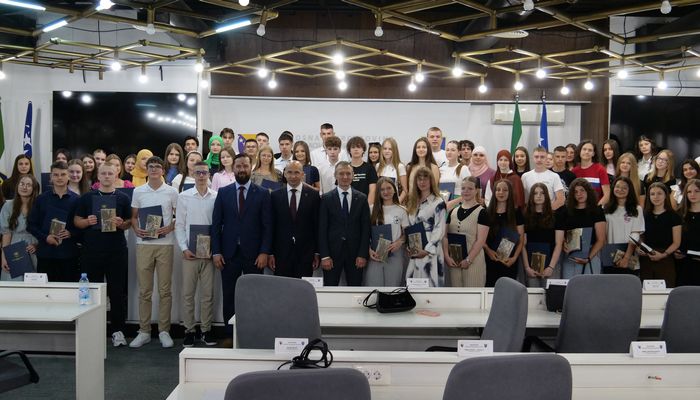 PREMIJER PIVIĆ URUČIO NAGRADE OD 500 KM UČENICIMA GENERACIJE OSNOVNIH I SREDNJIH ŠKOLA U ZDK