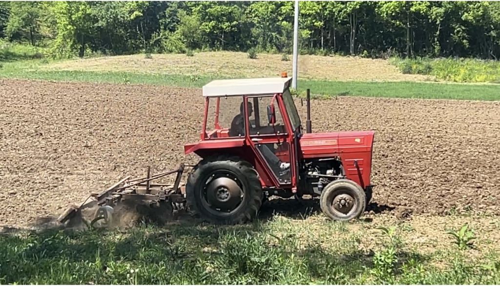 POLJOPRIVREDNICI ZAUSTAVLJENI NA PRILAZA GRADU