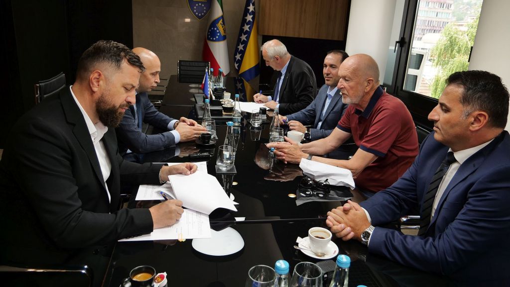Potpisani ugovori o realizaciji infrastrukturnih projekata u oblasti obrazovanja i sporta u četiri općine Zeničko-dobojskog kantona