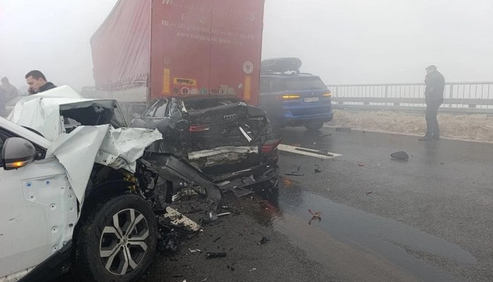 JEZIV LANČANI SUDAR NA AUTO-PUTU  VIŠE VOZILA SE ZAKUCALO U ŠLEPER SA RAZNIH STRANA