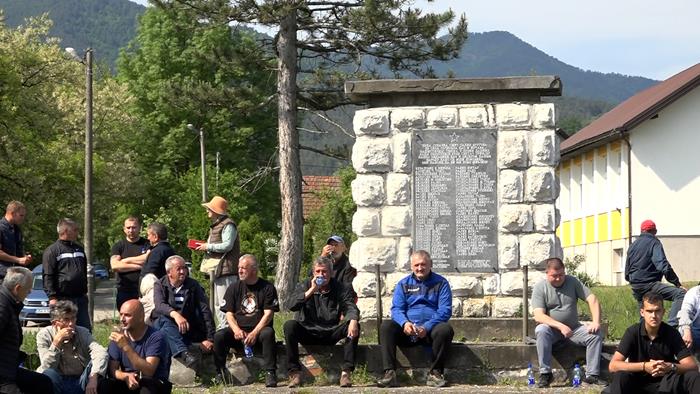PETROVO: EKOLOŠKI PROTEST GRAĐANA U SOČKOVCU „BOG JE UZ NAS, BRANIĆEMO OZREN TIJELIMA?“