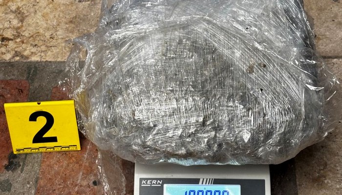 ZAPLIJENJENO 4,4 KILOGRAMA DROGE U ZENICI: UHAPŠEN DILER, U TEŠNJU PRONAĐENE I RUČNE BOMBE