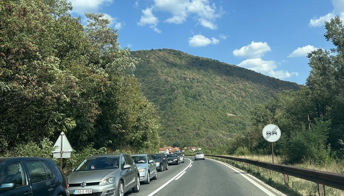 POJAČANA FREKVENCIJA VOZILA PREMA SREBRENICI, VIŠE OBUSTAVA I IZMJENA U SAOBRAĆAJU