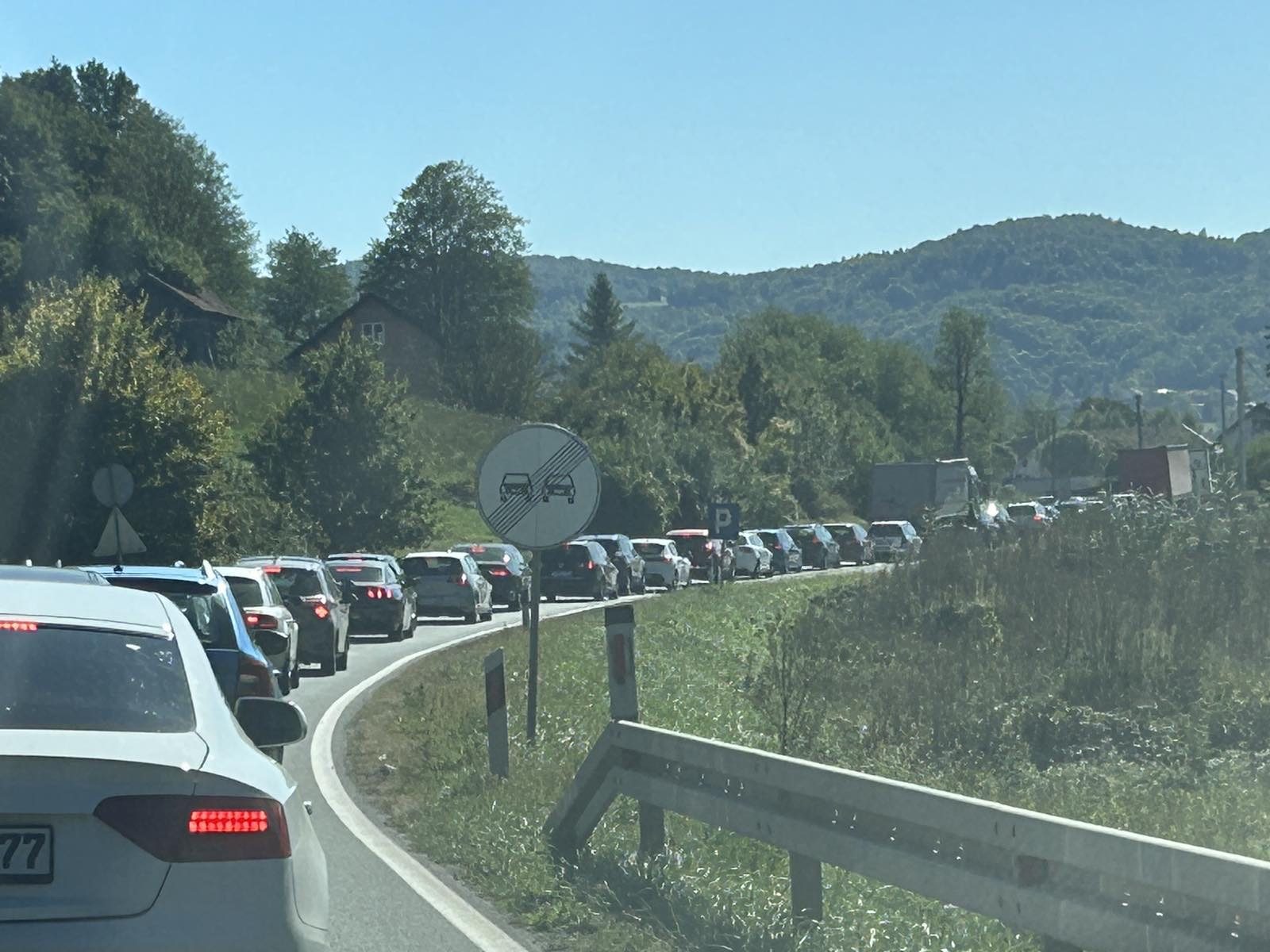 VAŽNO OBAVJEŠTENJE ZA VOZAČE: POJAČAN PROMET, GUŽVE NA GRANICAMA I BROJNE OBUSTAVE SAOBRAĆAJA ŠIROM BIH